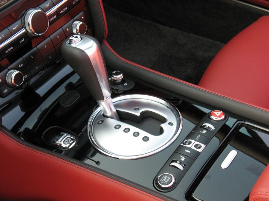 Детали интерьера Bentley Continental GTC 2007 года  (фото 50 из 51)